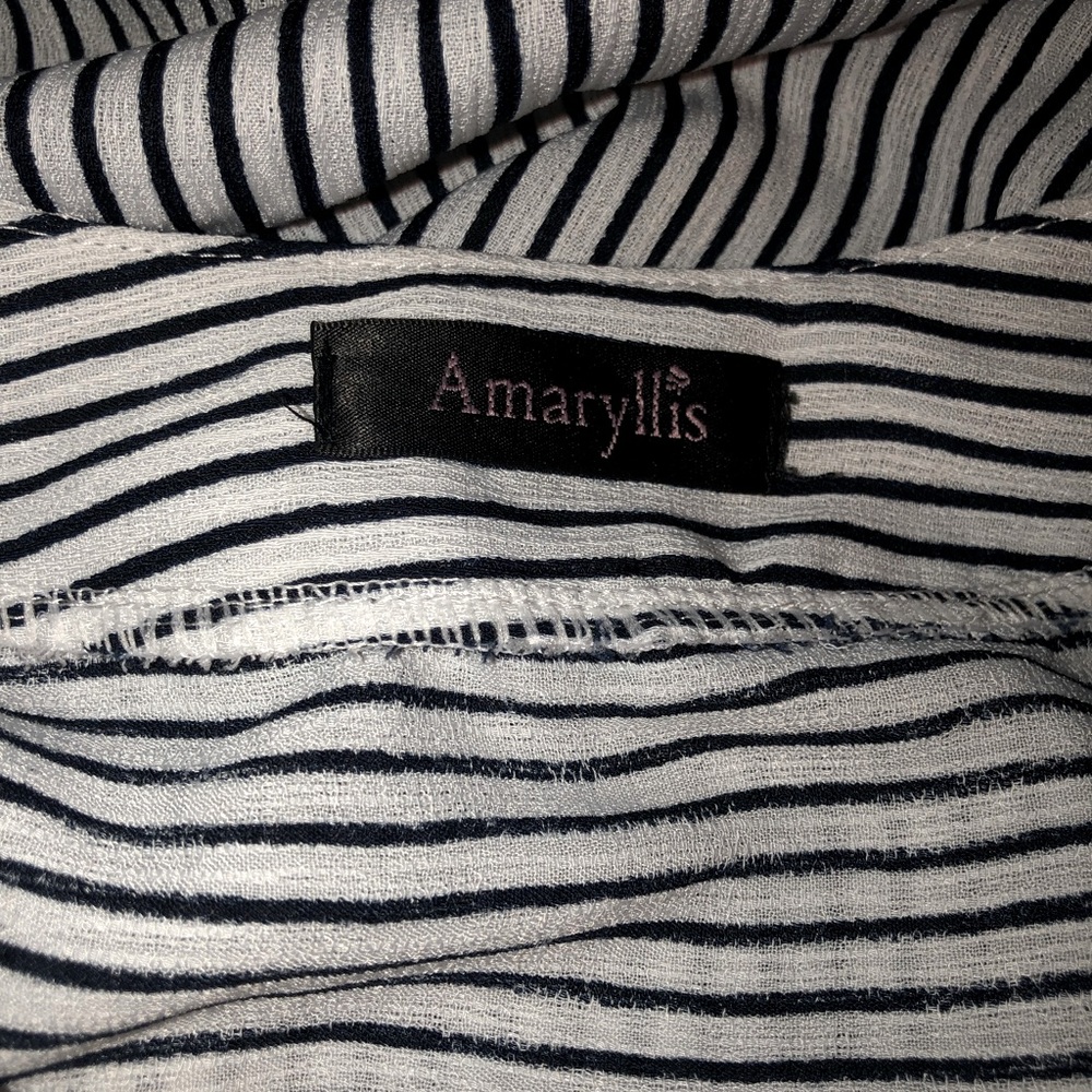 Amaryllis blouse. Size Large. - Picture 13 of 13